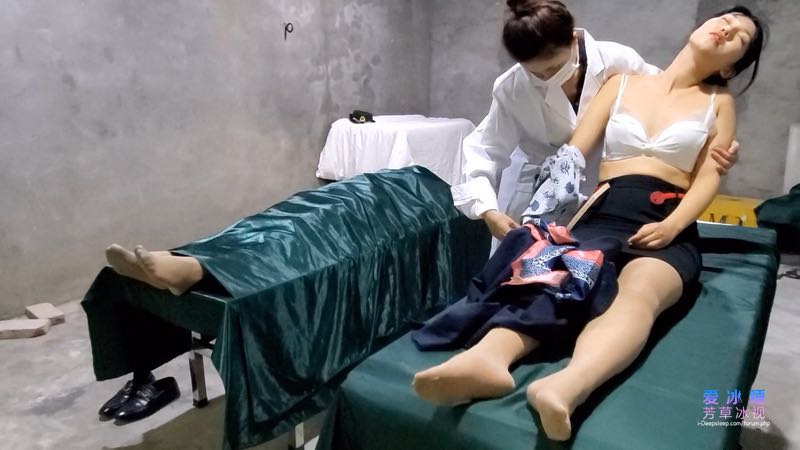 【芳草】反特大戰 丝袜美脚盛宴玩弄六双脚丫