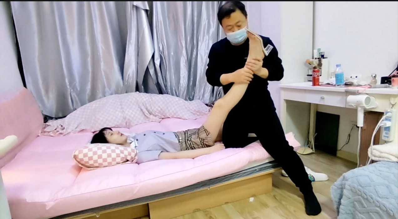 【伊宣】沉睡的妹子 外卖员送货上门m晕女孩玩脚
