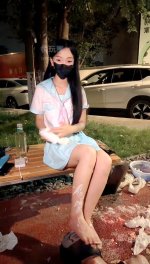 【酹月】户外强迫tian脚喂食蛋糕
